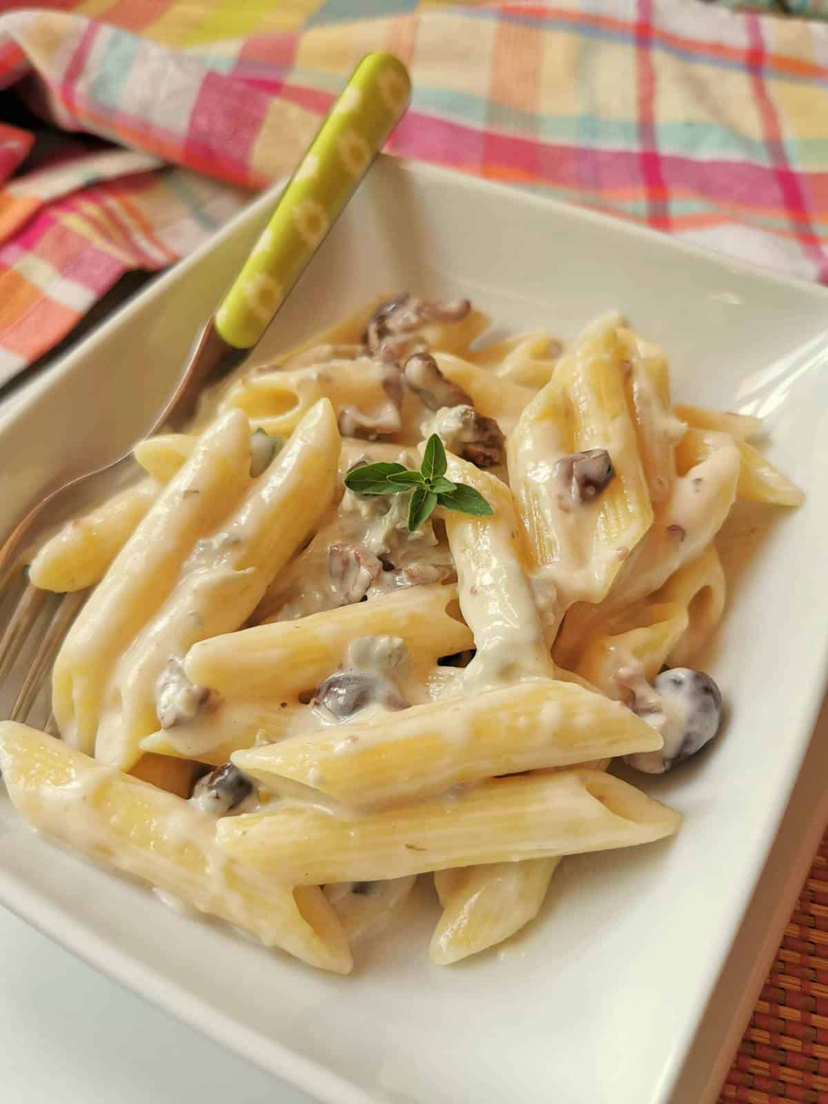 easy gorgonzola pasta with olives alla cenere
