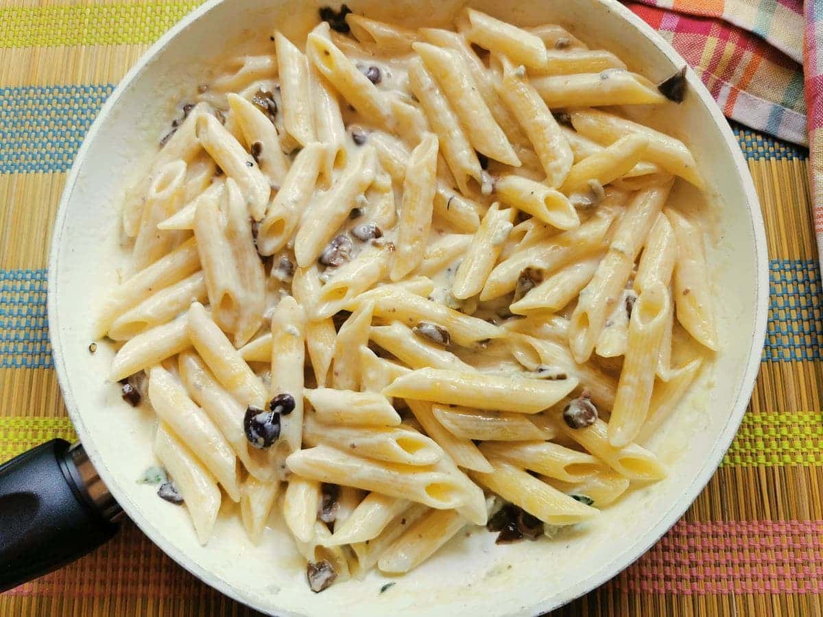 easy gorgonzola pasta with olives alla cenere