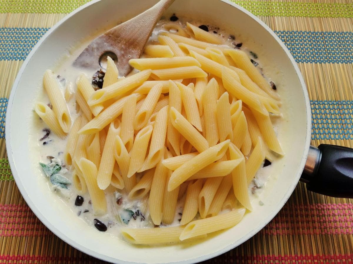 Easy Gorgonzola Pasta with Olives alla Cenere. – The Pasta Project