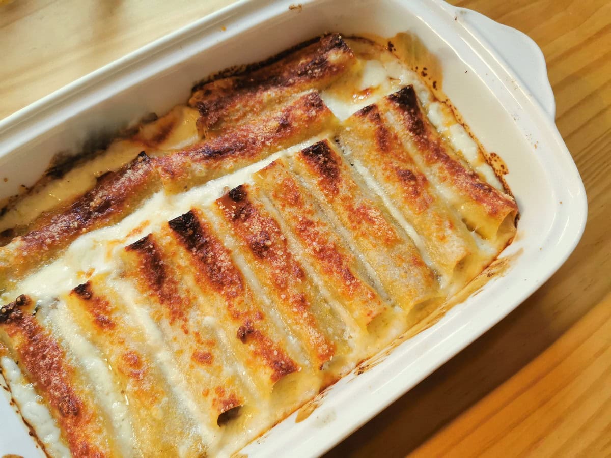 Ready baked beef cannelloni with béchamel sauce.