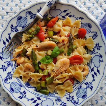 easy Italian shrimp and asparagus pasta recipe.