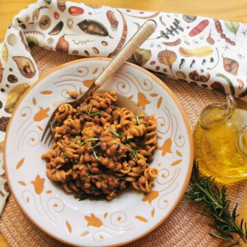 Easy high protein pasta recipe with Trasimeno beans.