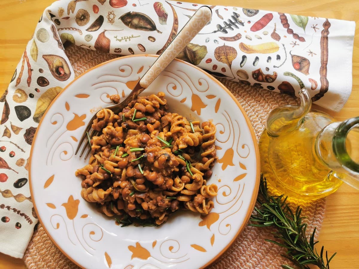 Easy high protein pasta recipe with Trasimeno beans.