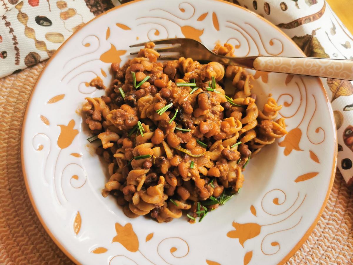 Easy high protein pasta recipe with Trasimeno beans.