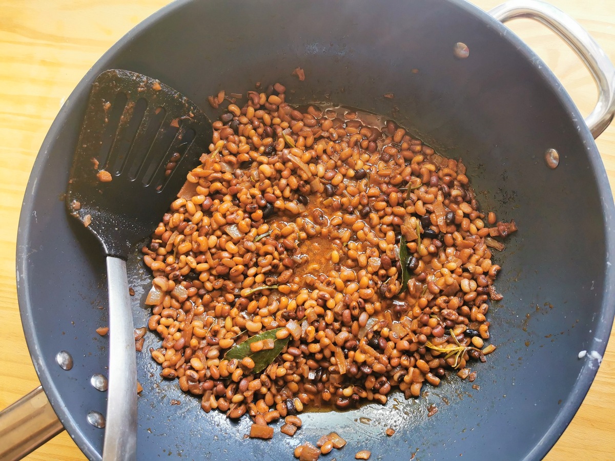 Cooked Trasimeno beans in deep frying pan.