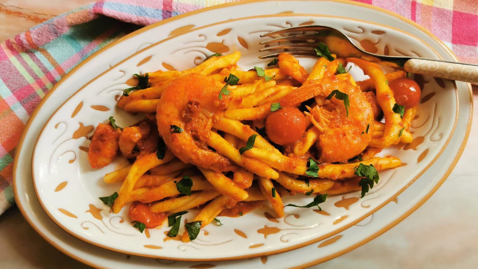 Easy and spicy pasta with nduja sauce and shrimp (prawns).
