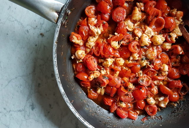 sauce for fettuccine pasta with giant prawns in frying pan