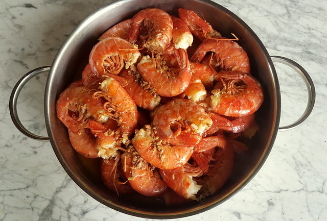 cooked prawns in metal bowl for fettuccine pasta with giant prawns 