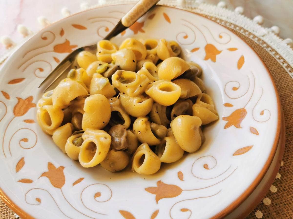 fresh fava beans with pasta in plate