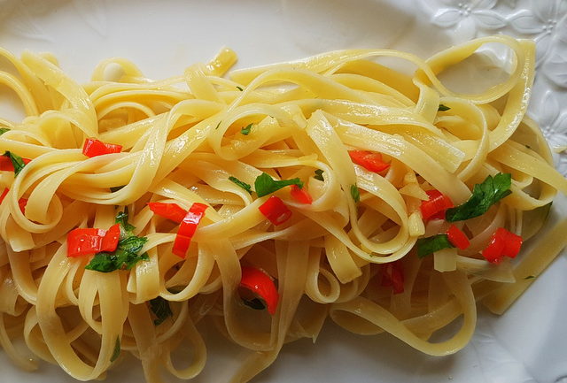 Fresine pasta from Gragnano aglio, olio e peperoncino