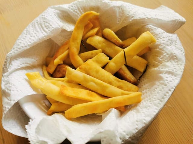 fried sagne pasta in bowl with kitchen paper