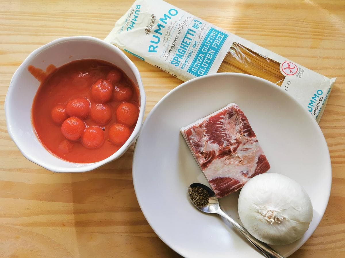 Ingredients for gluten free spaghetti with pancetta and tomato sauce (col rancetto).