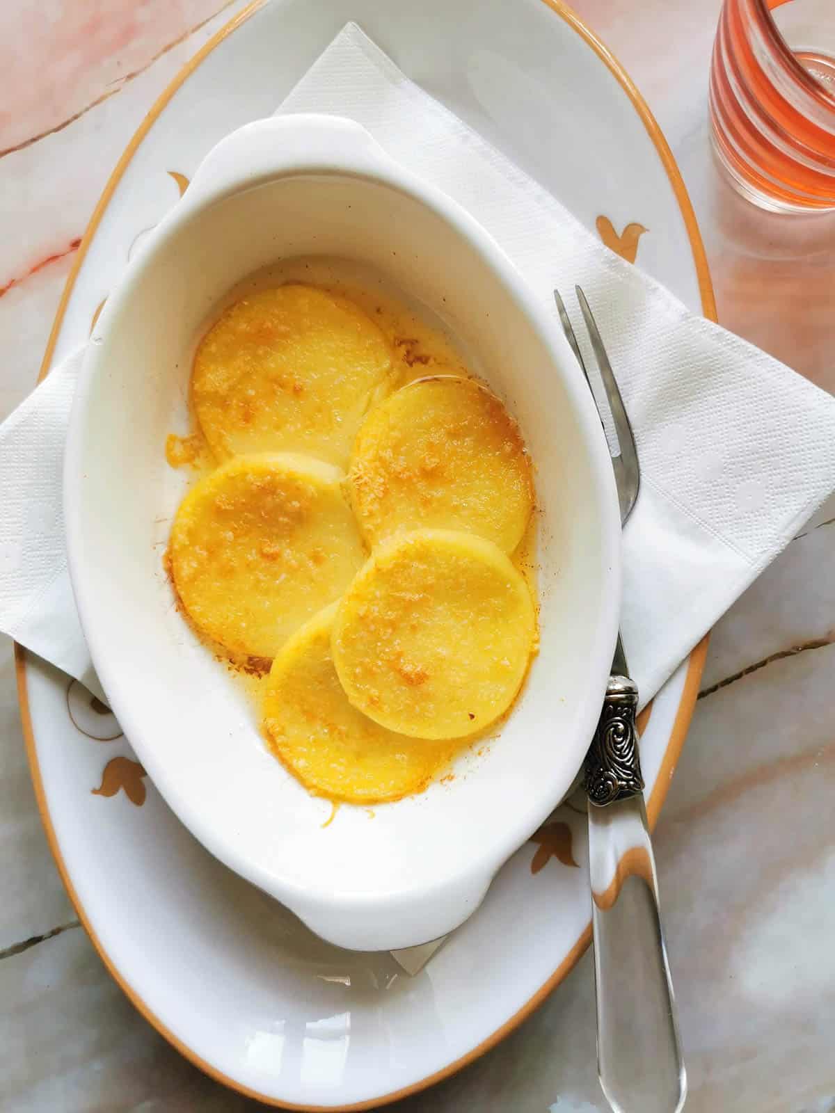 Gnocchi alla Romana in einer weißen Auflaufform