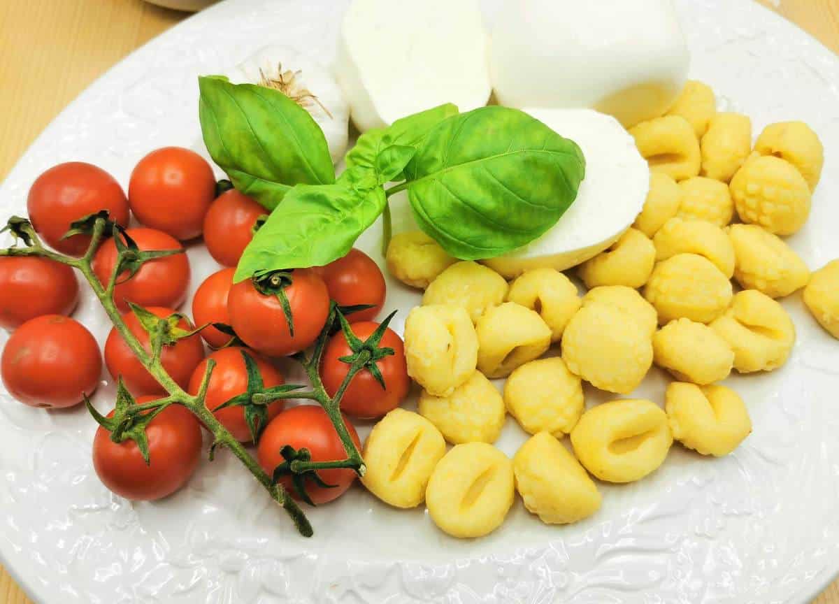 Potato gnocchi, cherry tomatoes, tomato passata, mozzarella, garlic and basil portioned.