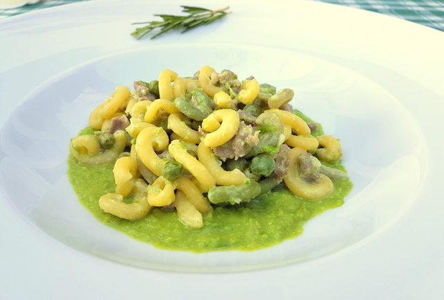 gramigna with sausage, peas and cream