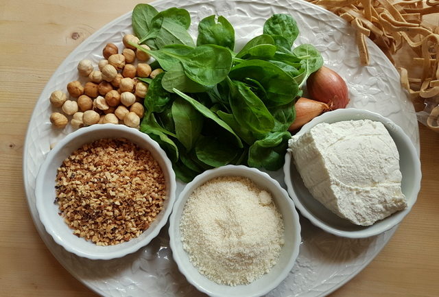 ingredients for hazelnut pasta with spinach and ricotta cream