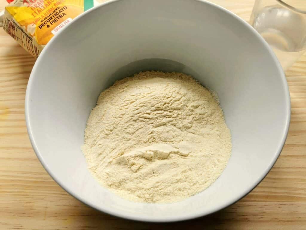 hard wheat semolina flour and Italian soft wheat '0' flour in white bowl