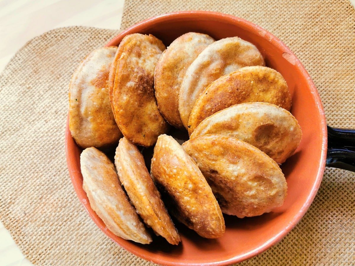 Homemade fried rye flour ravioli (tirtlen).