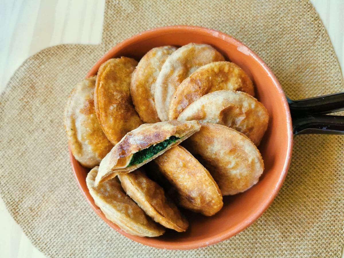 Fried rye flour ravioli from the South Tyrol (tirtlen)