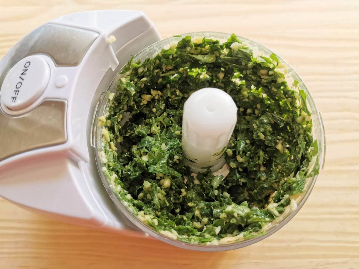 minced garlic, pine nuts and basil leaves in food processor