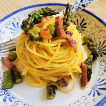 Italian carbonara with asparagus.