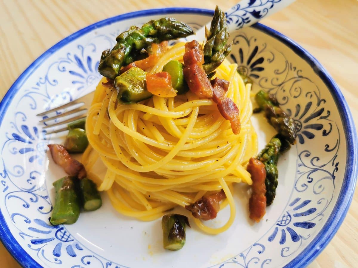 Italian carbonara with asparagus