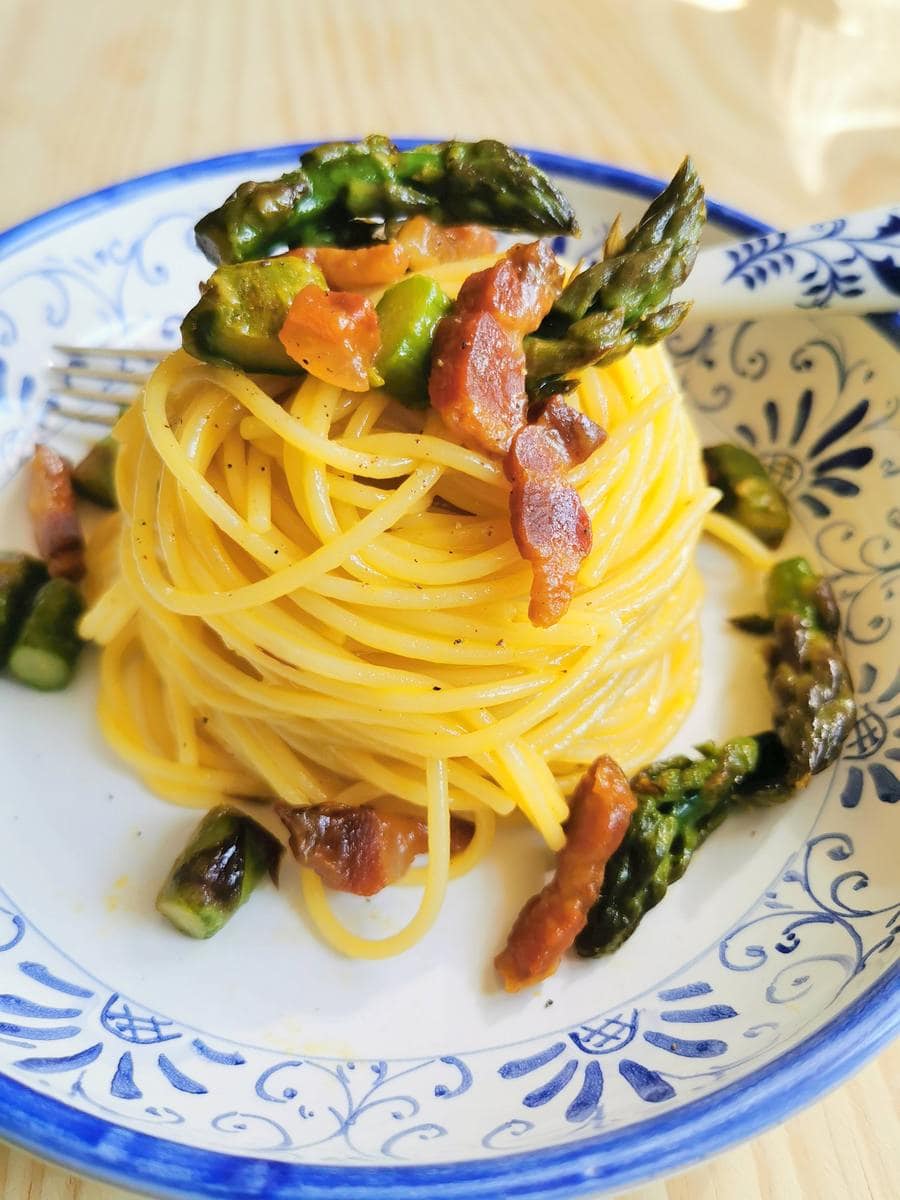 Italian carbonara with asparagus