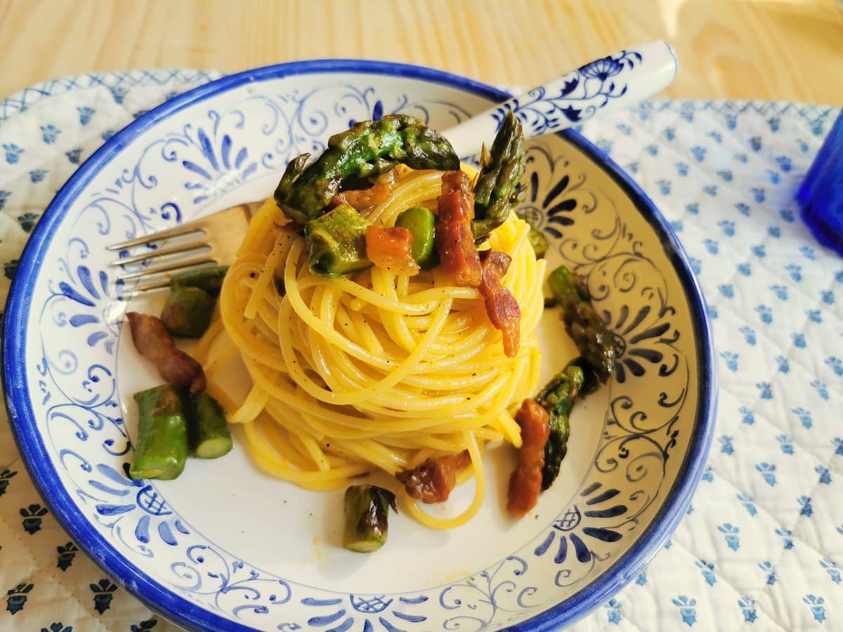 Italian carbonara with asparagus