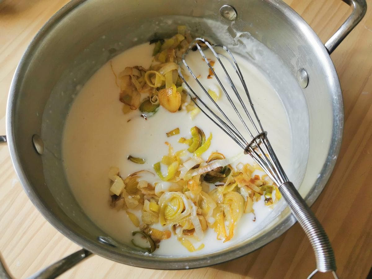 Sautéed leeks in cheesy béchamel sauce.