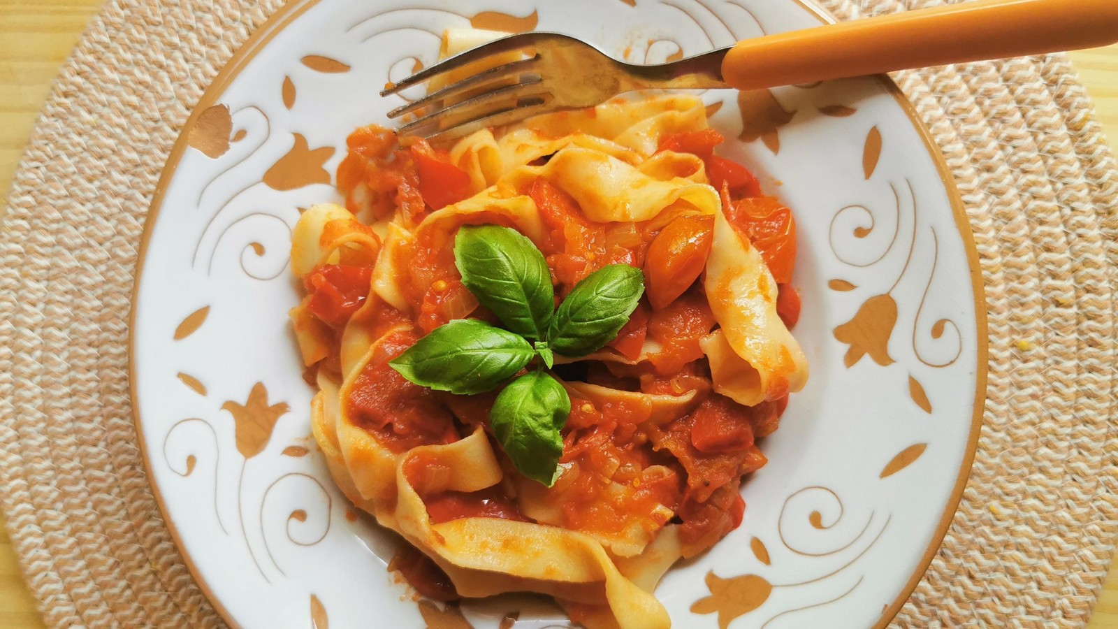 Italian homemade eggless (vegan) tagliatelle recipe.
