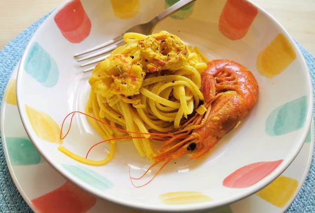Italian pasta with prawns and saffron