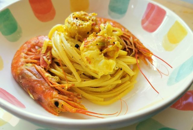 Italian pasta with prawns and saffron