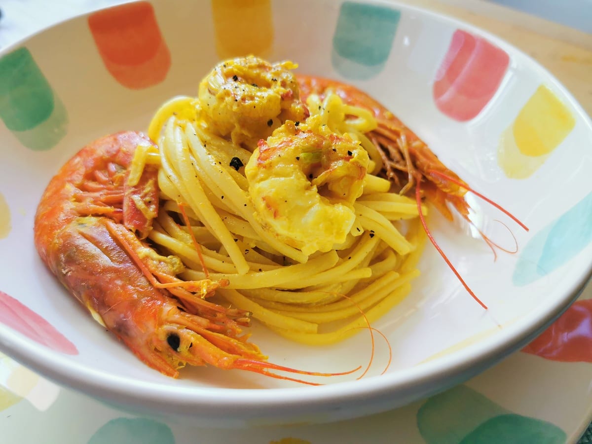 linguine pasta with saffron and prawns