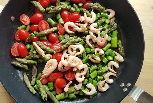 all sauce ingredients, tomatoes, shrimps, asparagus and garlic, in frying pan