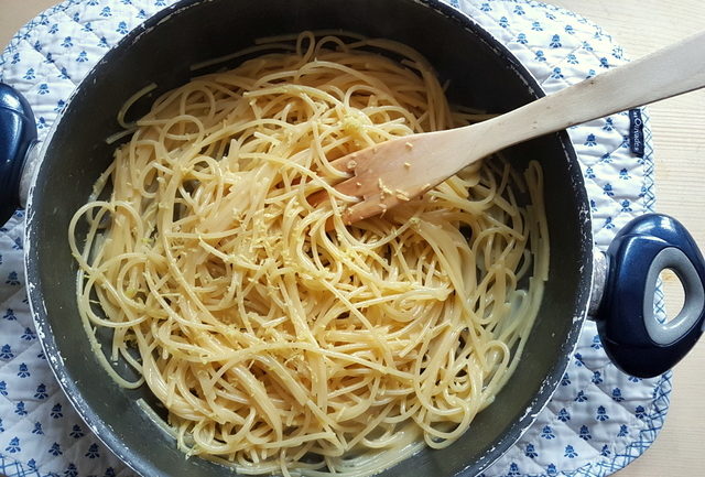 Spaghetti in frying pan for lemon water spaghetti recipe 