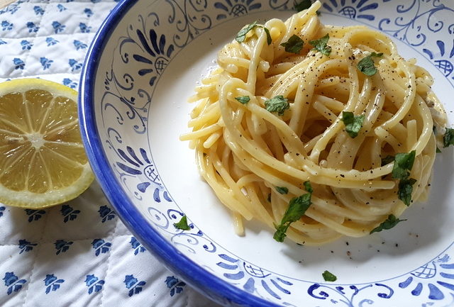 lemon water spaghetti in blue and white bowl