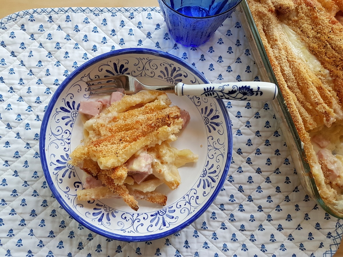 Neapolitan baked ziti pasta al gratin 