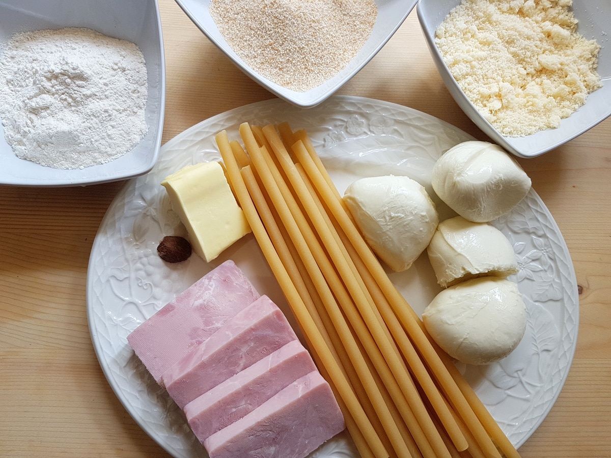 Ingredients for Neapolitan baked ziti pasta al gratin 