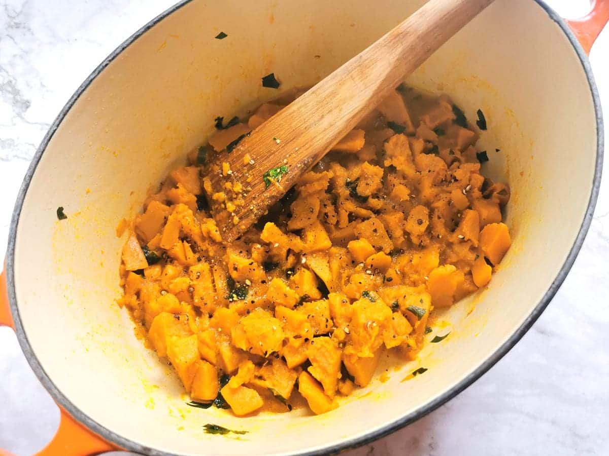 Cooked and mashed pumpkin cubes in the Dutch oven.