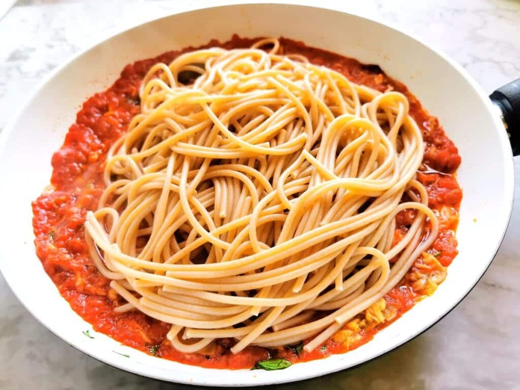 cooked spaghetti in pan with all'Ascolana sauce