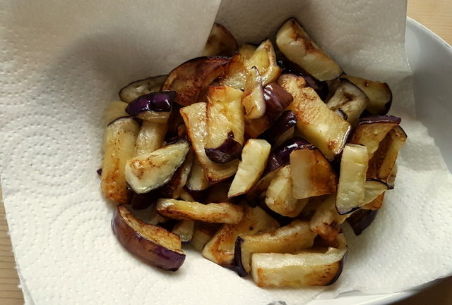 fried eggplant pieces on kitchen paper