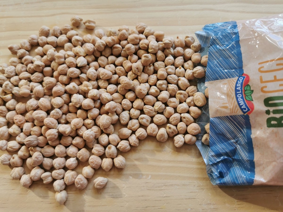 Italian dried organic chickpeas (garbanzo beans).