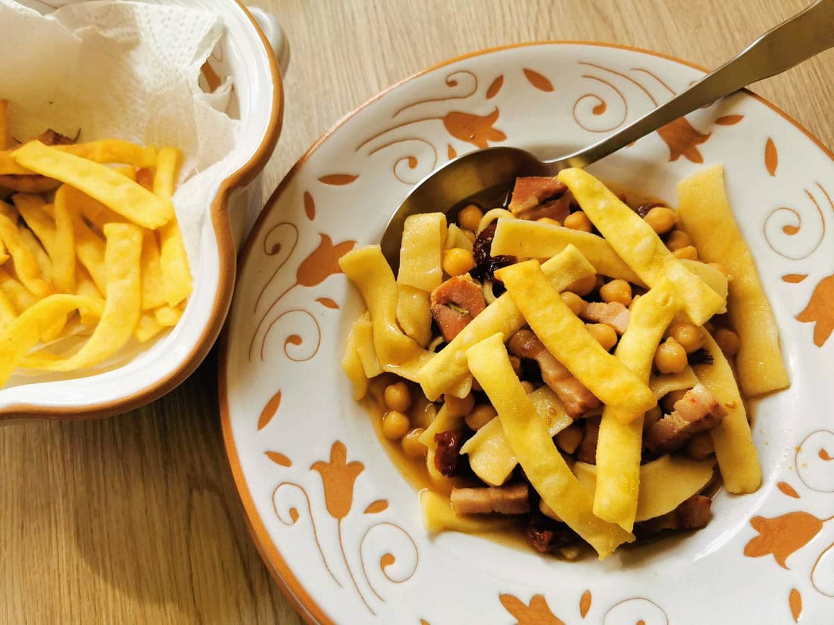 Fried sagne pasta with chickpeas.