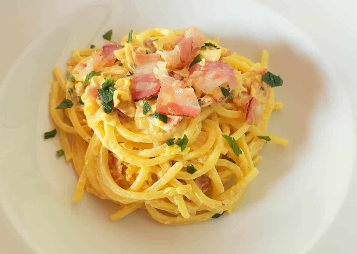 Pasta with saffron and pancetta