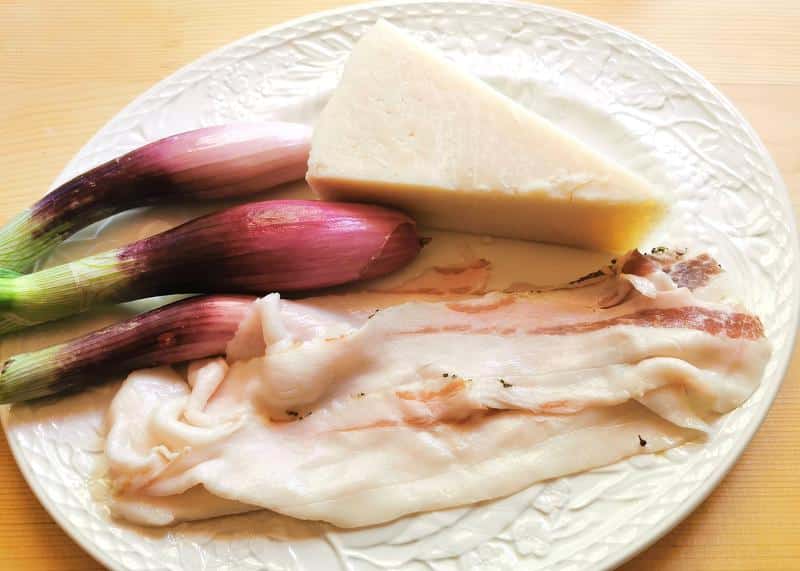 ingredients for pasta with Tropea onions and lardo