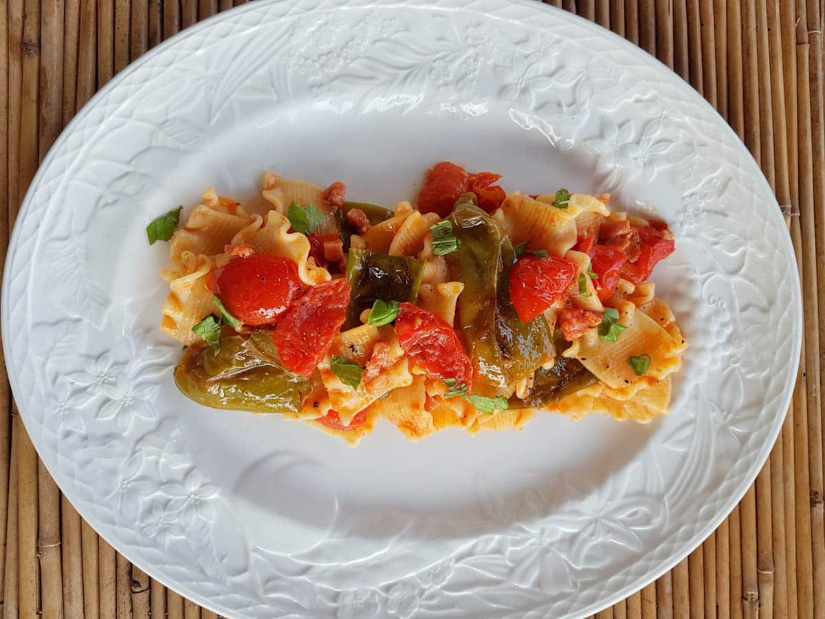 Friggitelli pepper pasta on a plate with basil