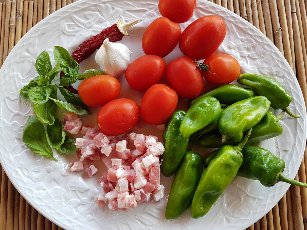 Ingredients for the friggitelli pepper pasta recipe portioned