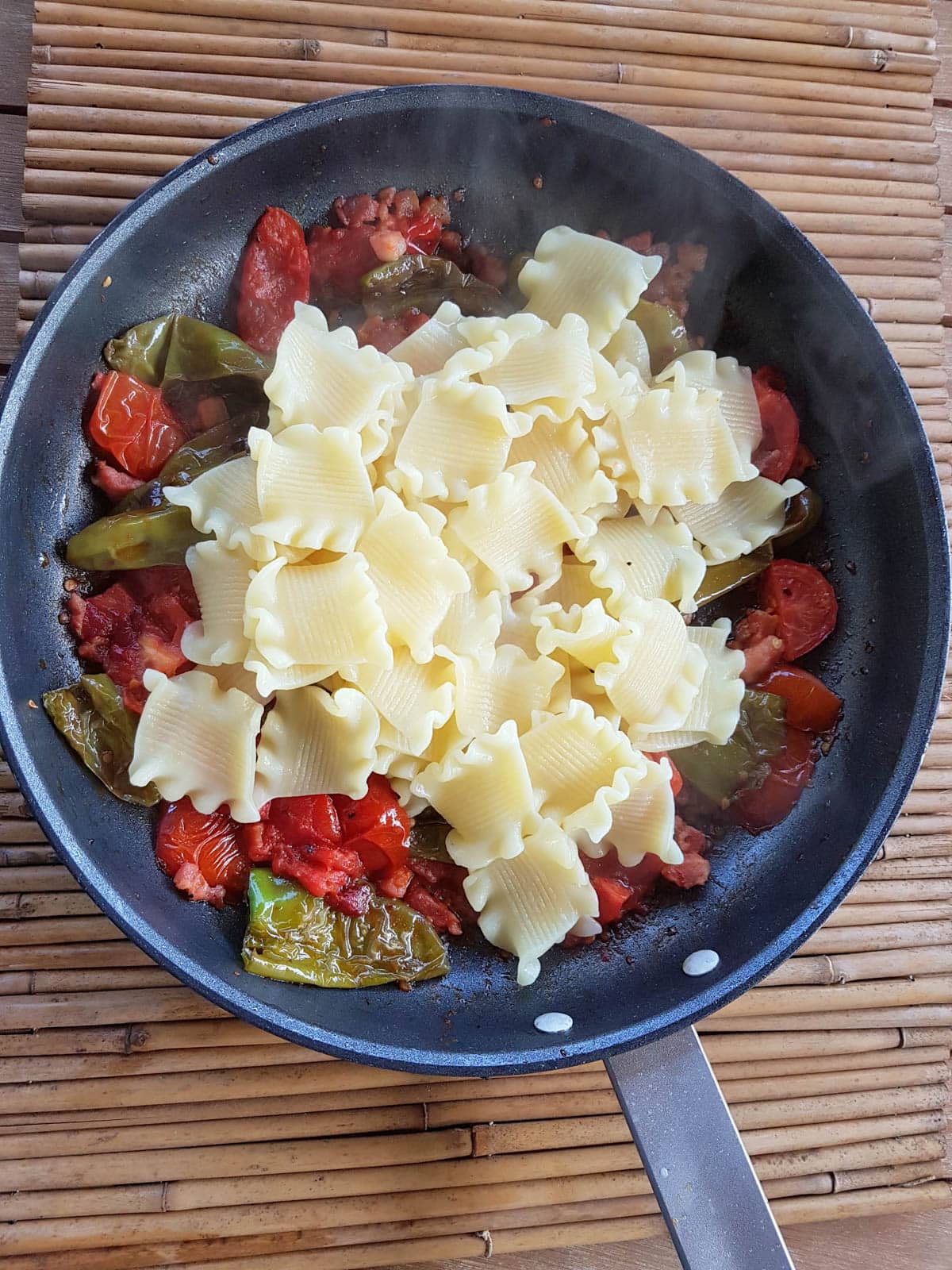 Adding pasta to the friggitelli pepper sauce