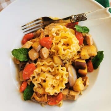 Pasta with swordfish in a bowl.