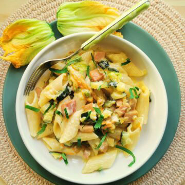 Pasta with zucchini flowers, saffron and ham.